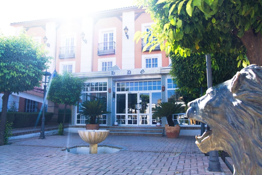 Fachada del Hotel Don Gonzalo desde la carretera de Córdoba a Málaga